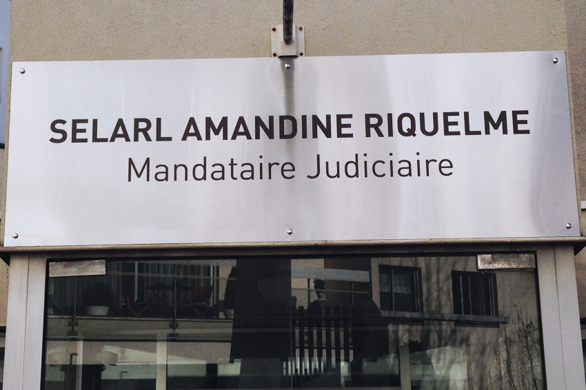 enseigne panneau alu brossé selarl amandine riquelme communication signalétique