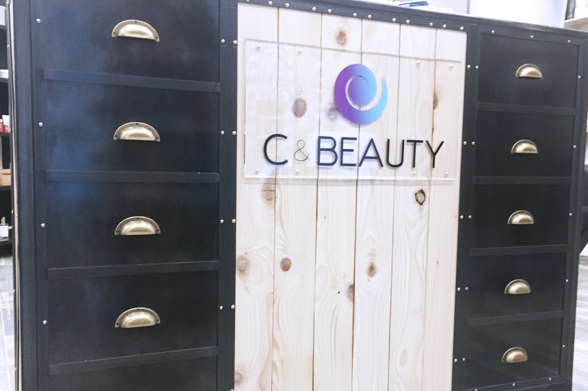 plaque habillage comptoir signalétique c&beauty communication