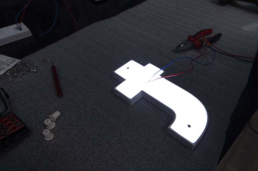 atelier fabrication enseigne lumineuse lettrage relief rétroéclairé LED lettres signalétique communication publicité