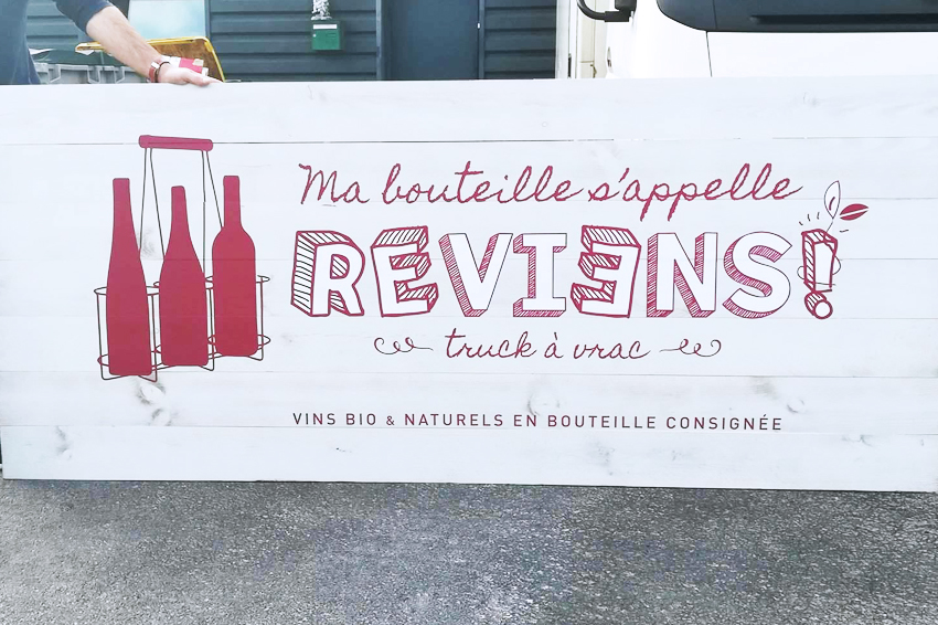 enseigne panneau ma bouteille s'appelle reviens communication signalétique 