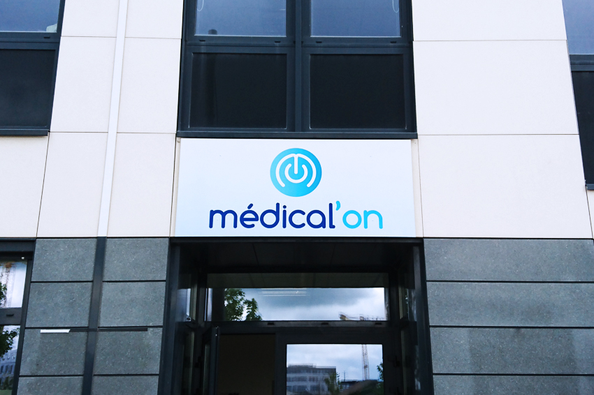 enseigne panneau medical on signalétique communication