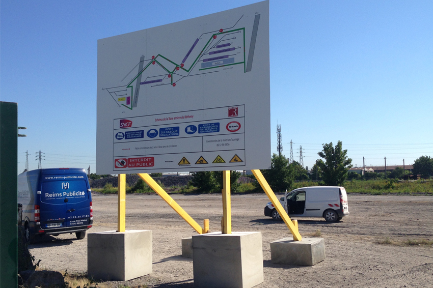 panneau 4x3m grand format plots bétons renforcement bois signalétique sécurité SNCF communication publicité