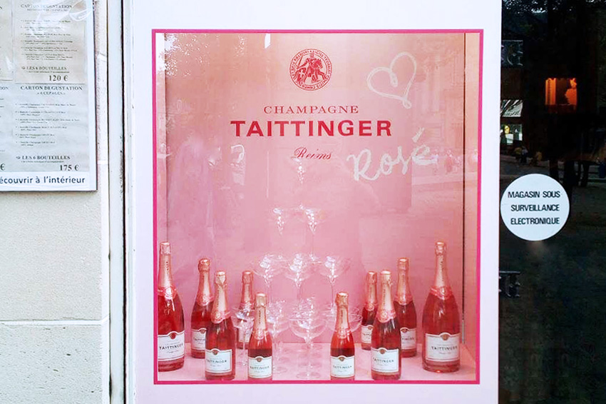 réalisation et pose décoration vitrine champagne taittinger cave des sacres signalétique communication publicité