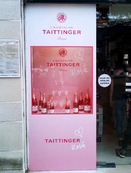 réalisation et pose décoration vitrine champagne taittinger cave des sacres signalétique communication publicité