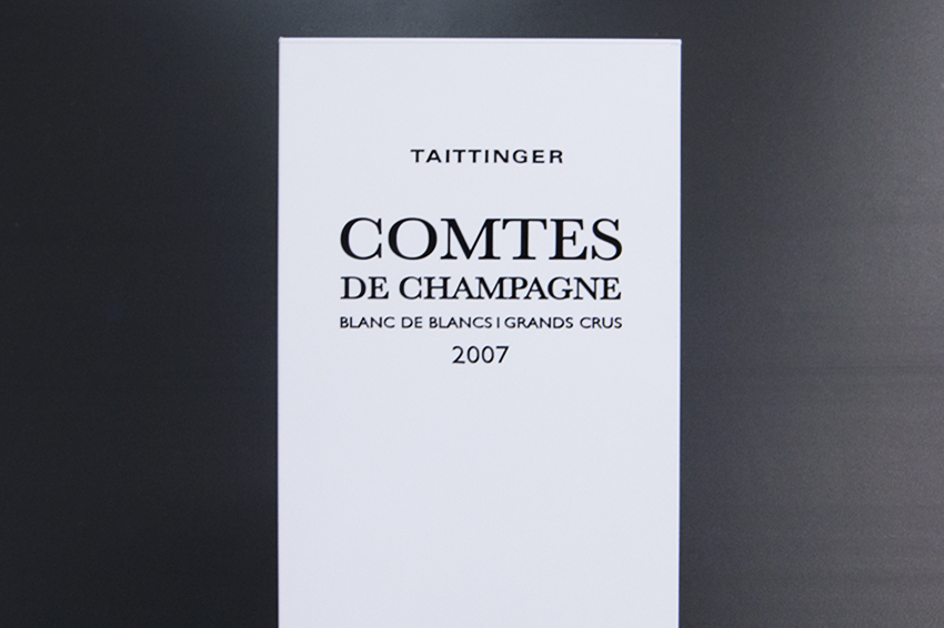 présentoir totem champagne taittinger signalétique communication publicité