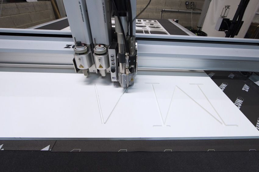 découpe lettres pour enseigne lumineuse LED avec enlèvement de matière pour le passage LED découpe sur zund G3 XL fraiseuse polyvalente signalétique communication publicité