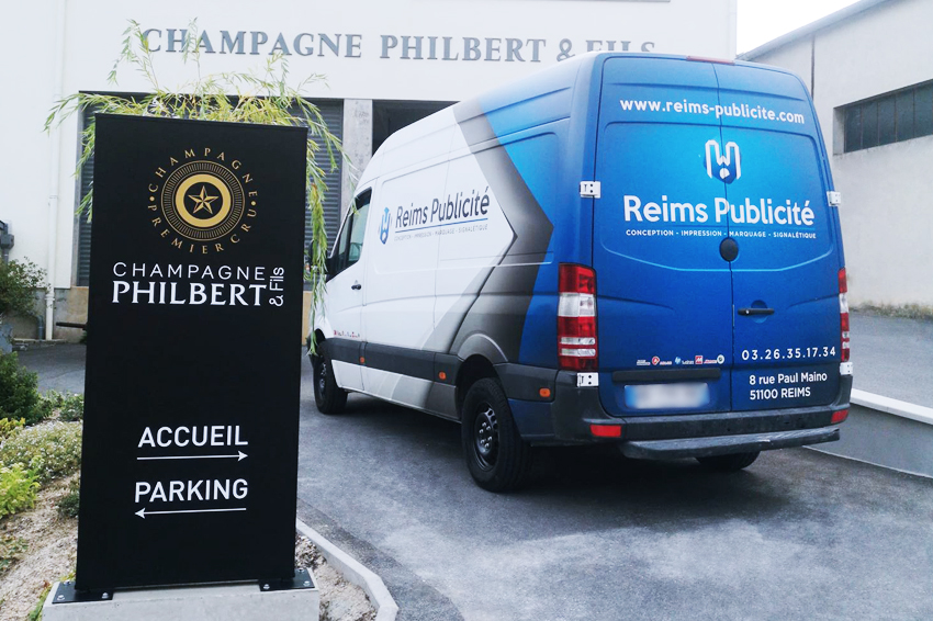 réalisation et pose d'un totem signalétique pour le champagne Philbert & fils