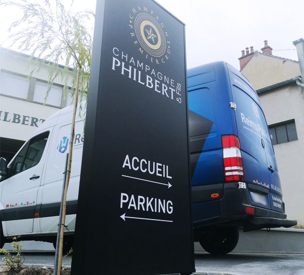 réalisation et pose d'un totem signalétique pour le champagne Philbert & fils