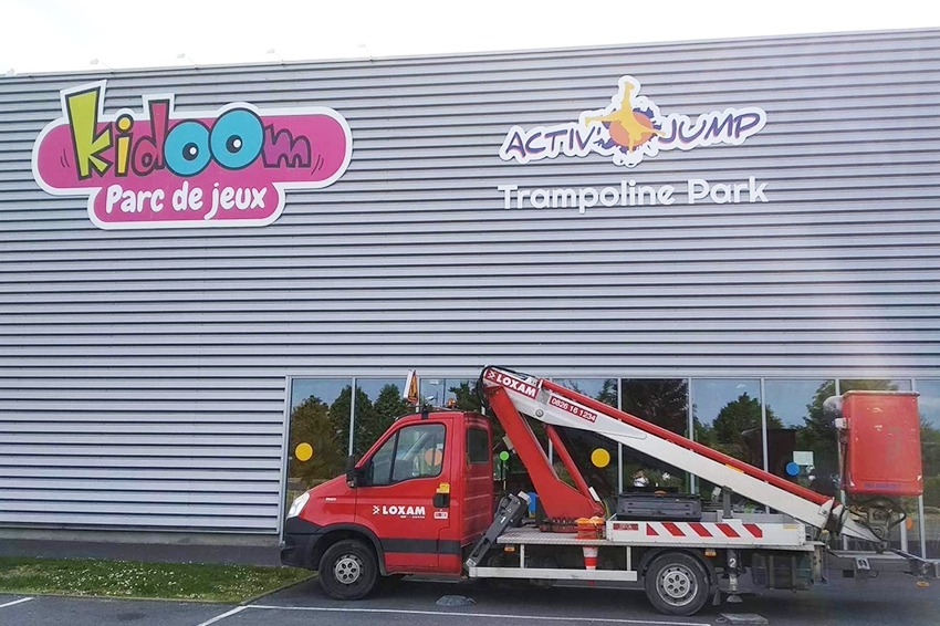 enseigne signaletique kidoom activ jump adhésif aire de jeux saint quention