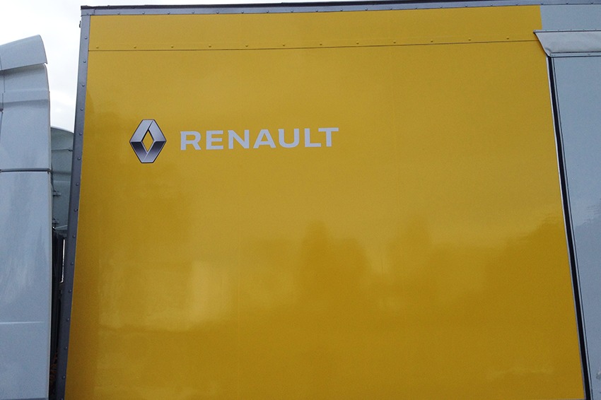 réalisation et pose d'un marquage adhésif renault véhicule poids lourd automobile reims publicité