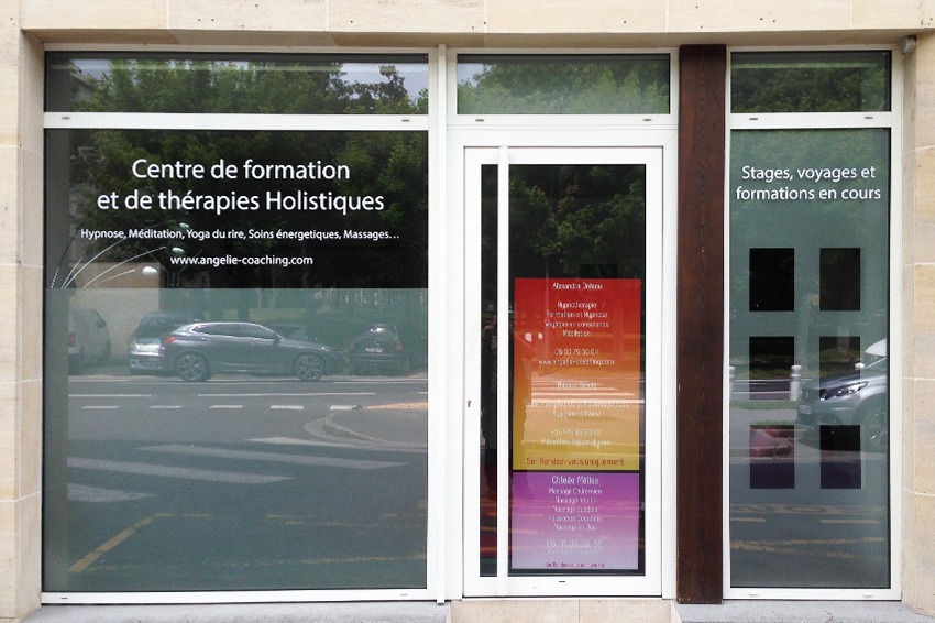 marquage vitrine adhésif dépoli découpe à la forme angélie coaching thérapie holistiquue